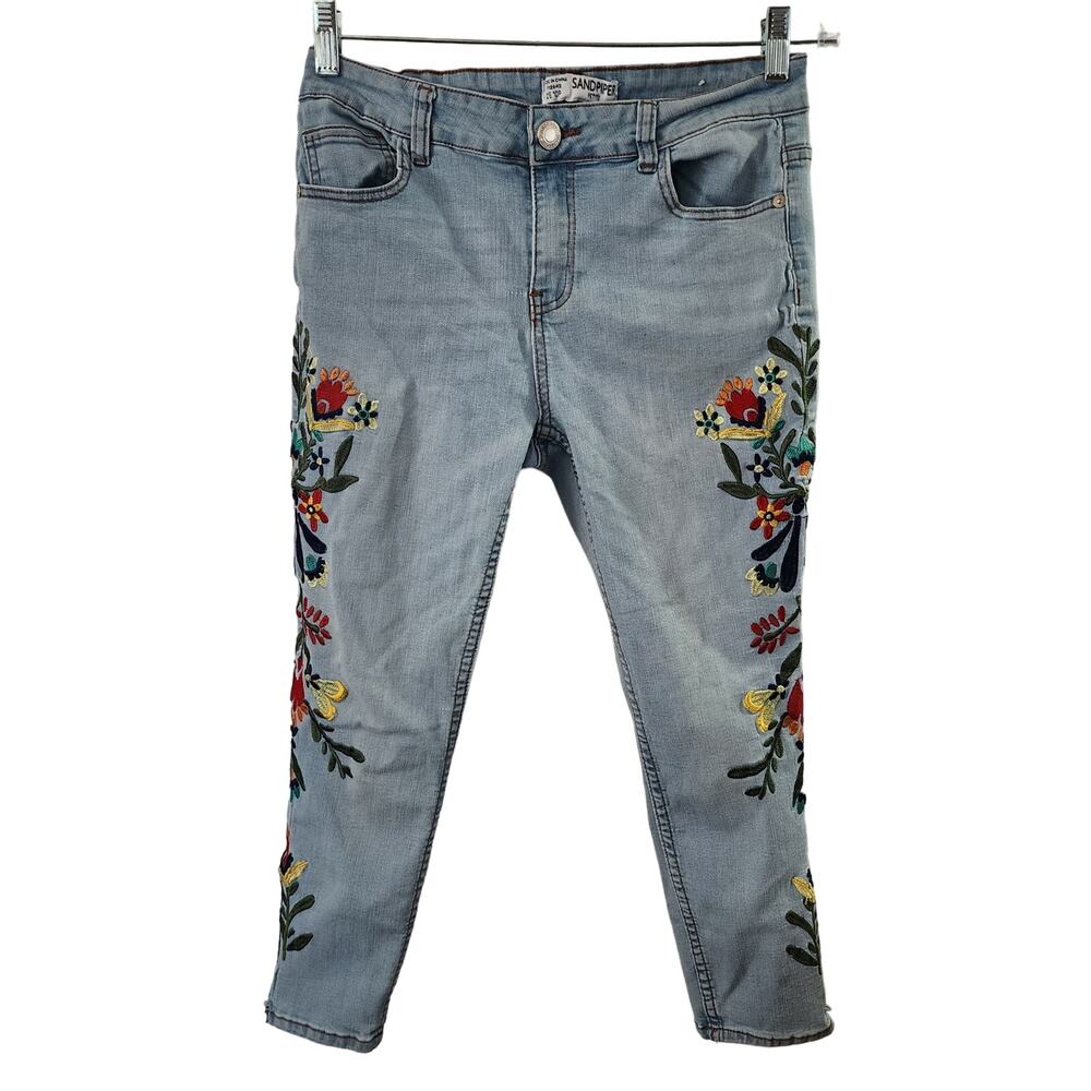 Sandpiper Women's Embroidered Floral Cropped Capri Light Washed Petite 10P